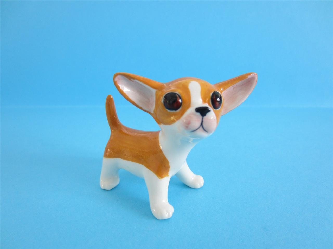 NEW DOG CHIHUAHUA FIGURINE SO CUTE AND POPULAR DOG GREAT PRICE *Mint*