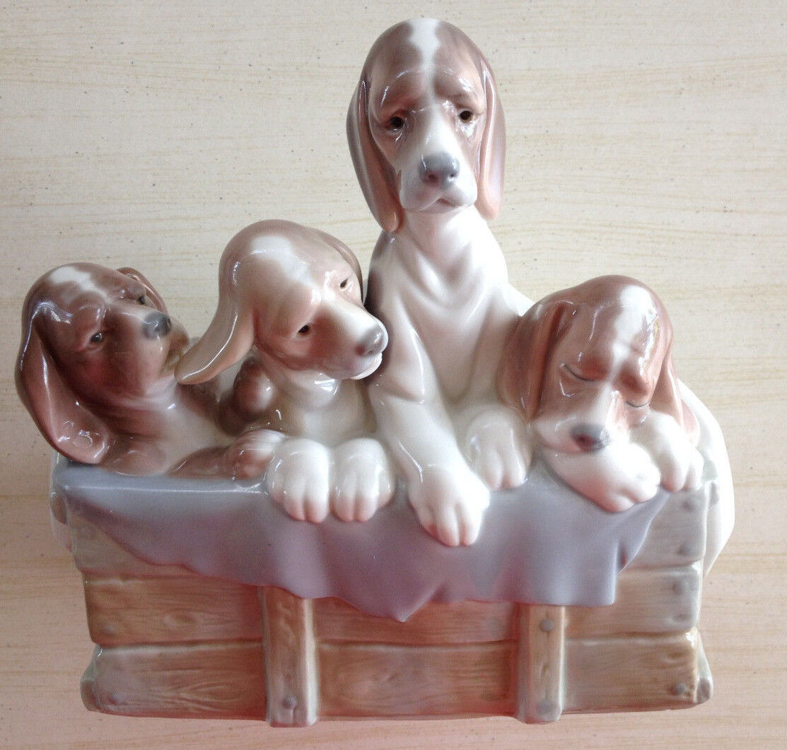 LLADRO 4 Beagle Puppies in a Box - Mint condition